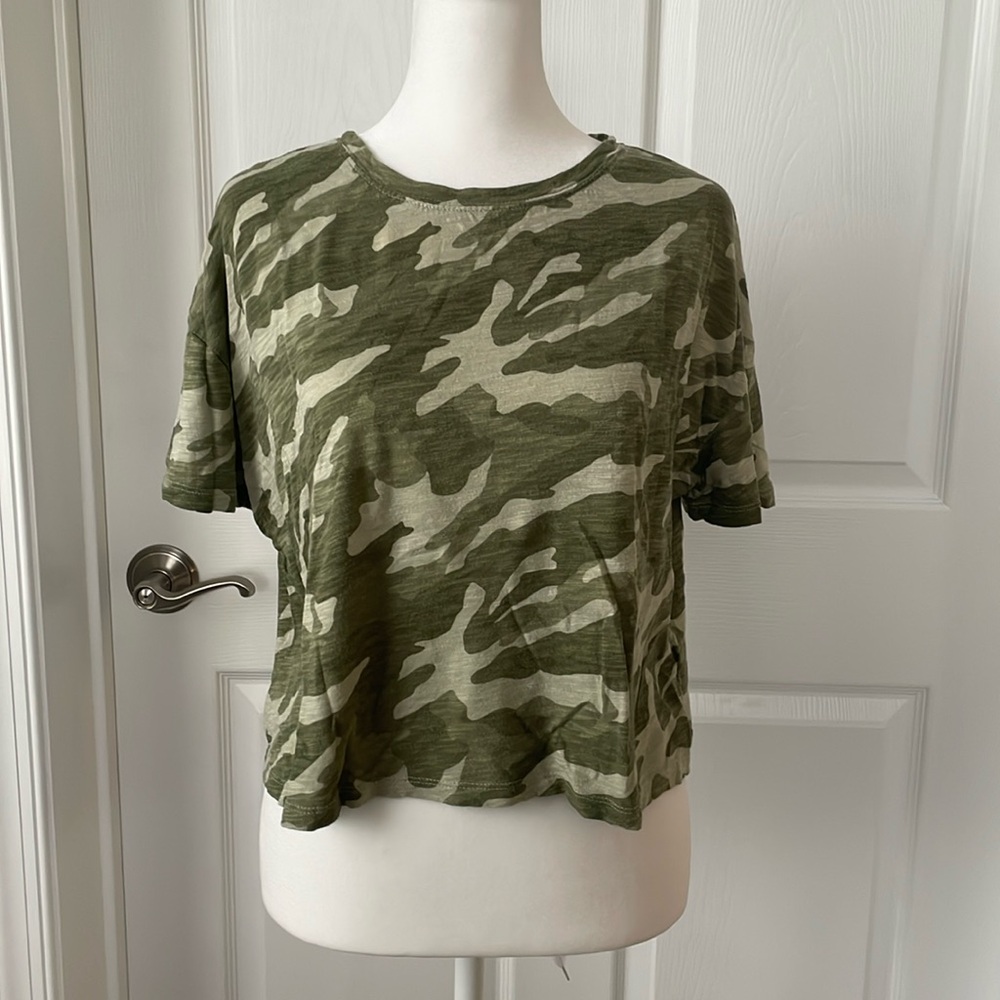 Old Navy Camo Cropped Tee Women’s Size M